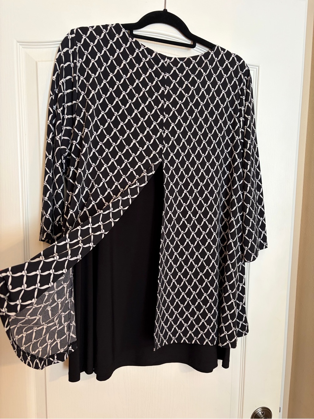 Karen Kane Black & White Patterned Scoop Neck 1X Tunic Top - Picture 4 of 8